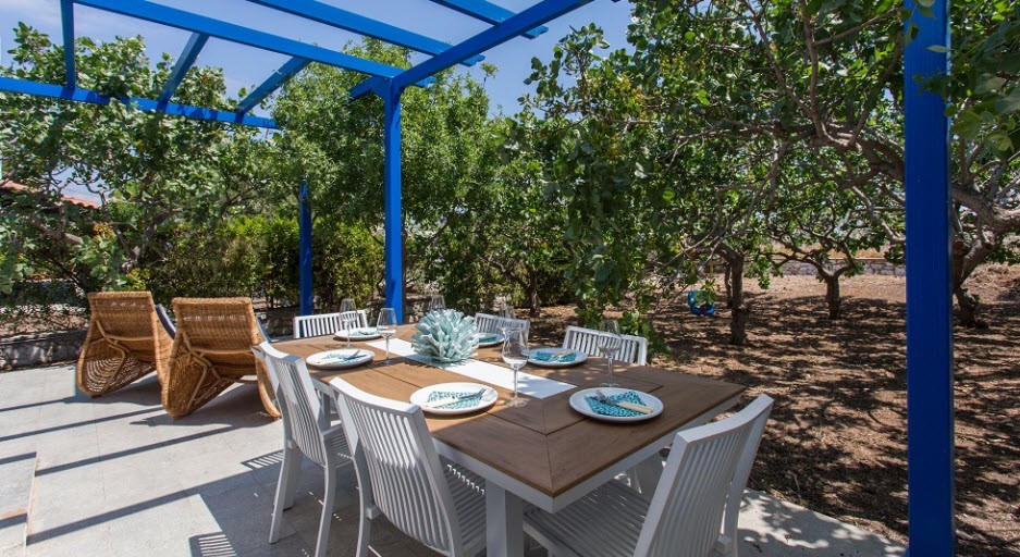 Aneli-Villa-Aegina-Outdoor-dining-area