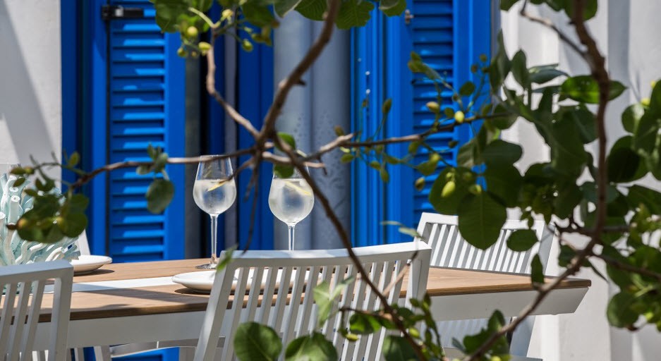Aneli-Villa-Aegina-Outdoor-dining-table