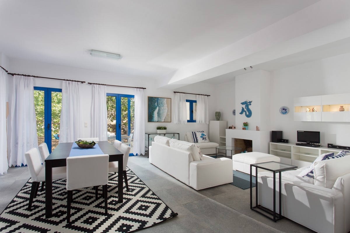 Aneli-Villa-Aegina-Dining-area-&-living-room-(2)