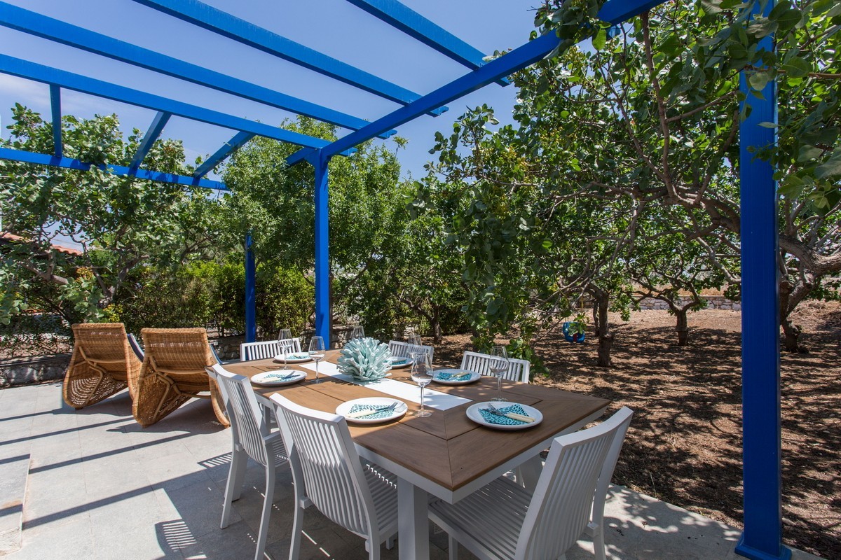 Aneli-Villa-Aegina-Outdoor-dining-area