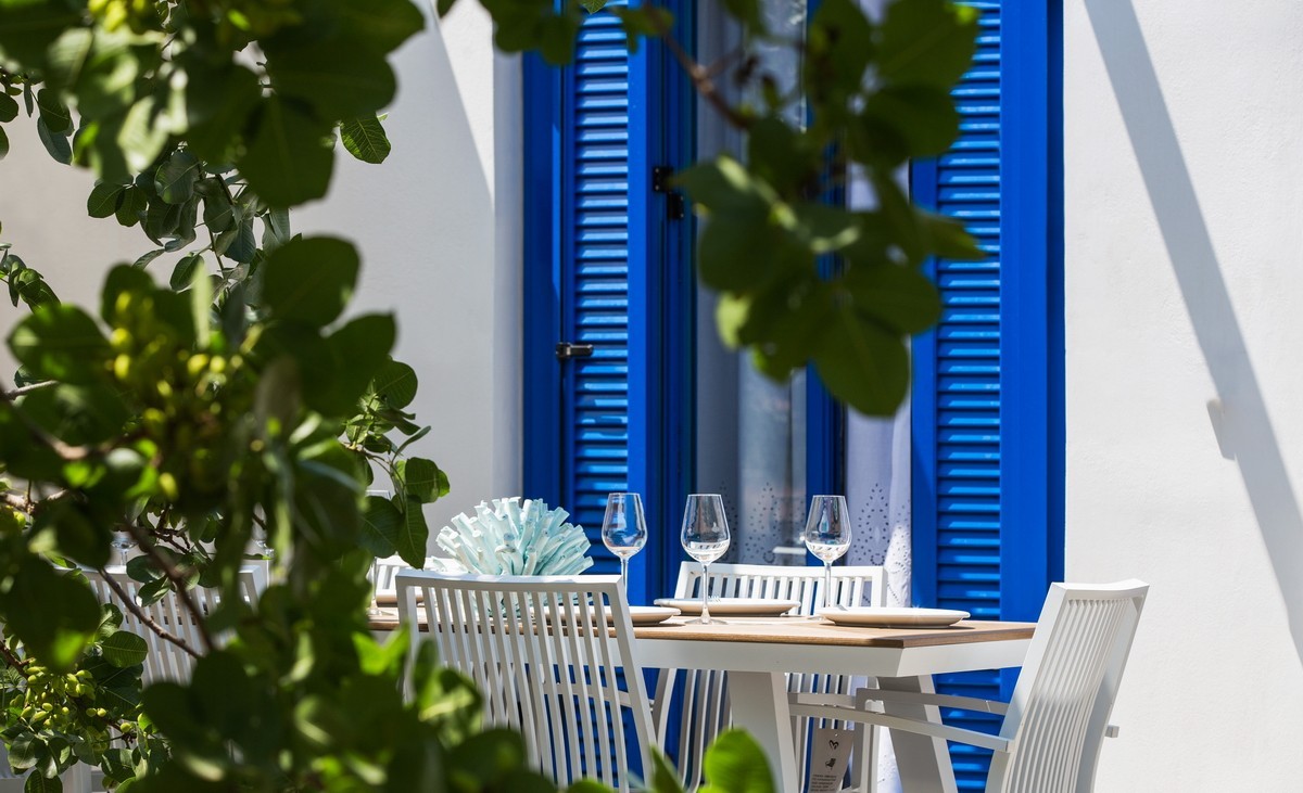 Aneli-Villa-Aegina-Outdoor-dining-table-(1)