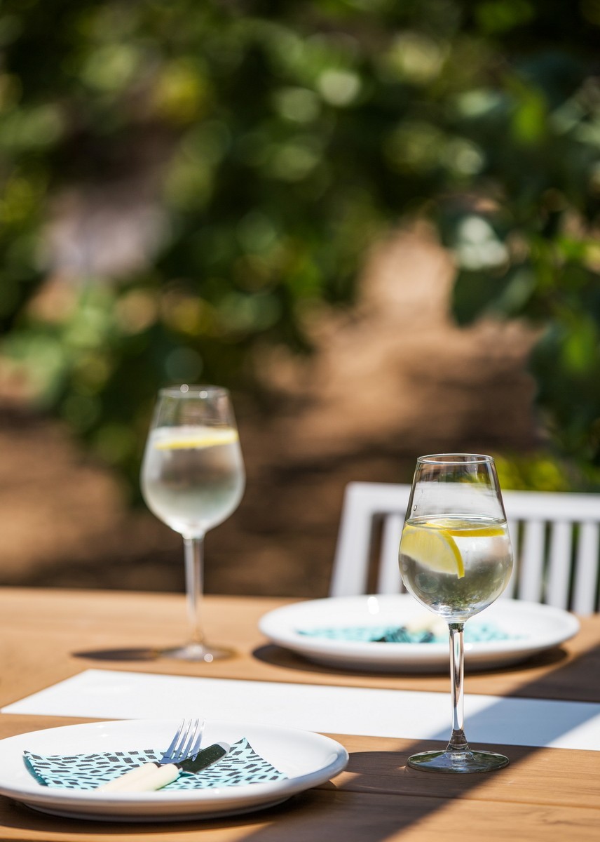 Aneli-Villa-Aegina-Outdoor-dining-table-(detail)-(2)