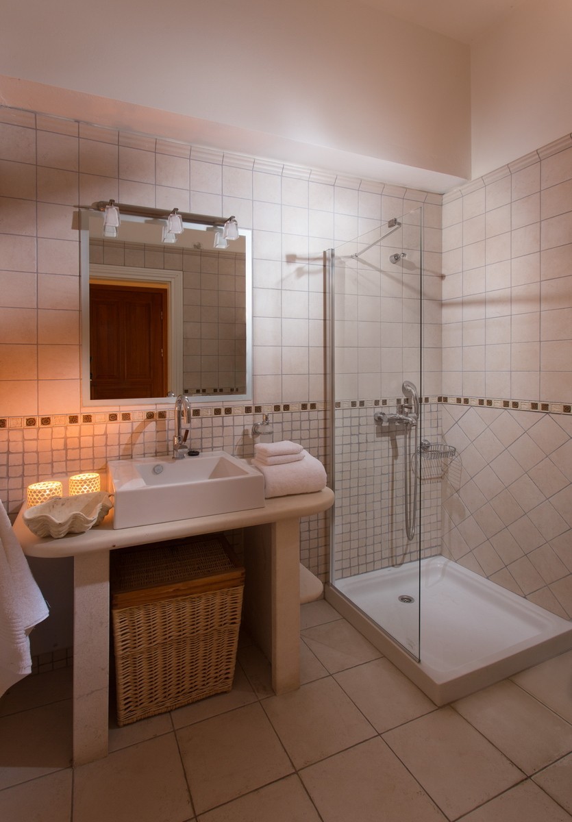 Aneli-Villa-Anastasia-Bedroom-2-En-suite-bathroom-(2)